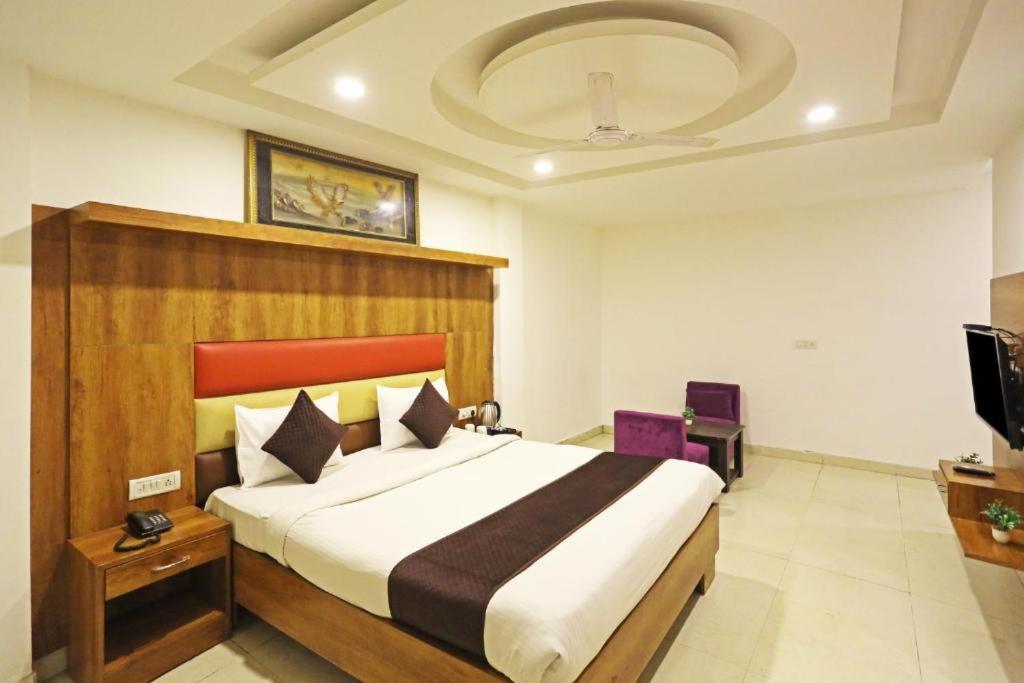 Hotel Urban Luxury Yeni Delhi Dış mekan fotoğraf